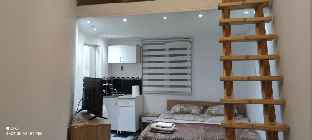 Small Apartment Private Bathroom Strong Wi-Fi Belgrade Extérieur photo